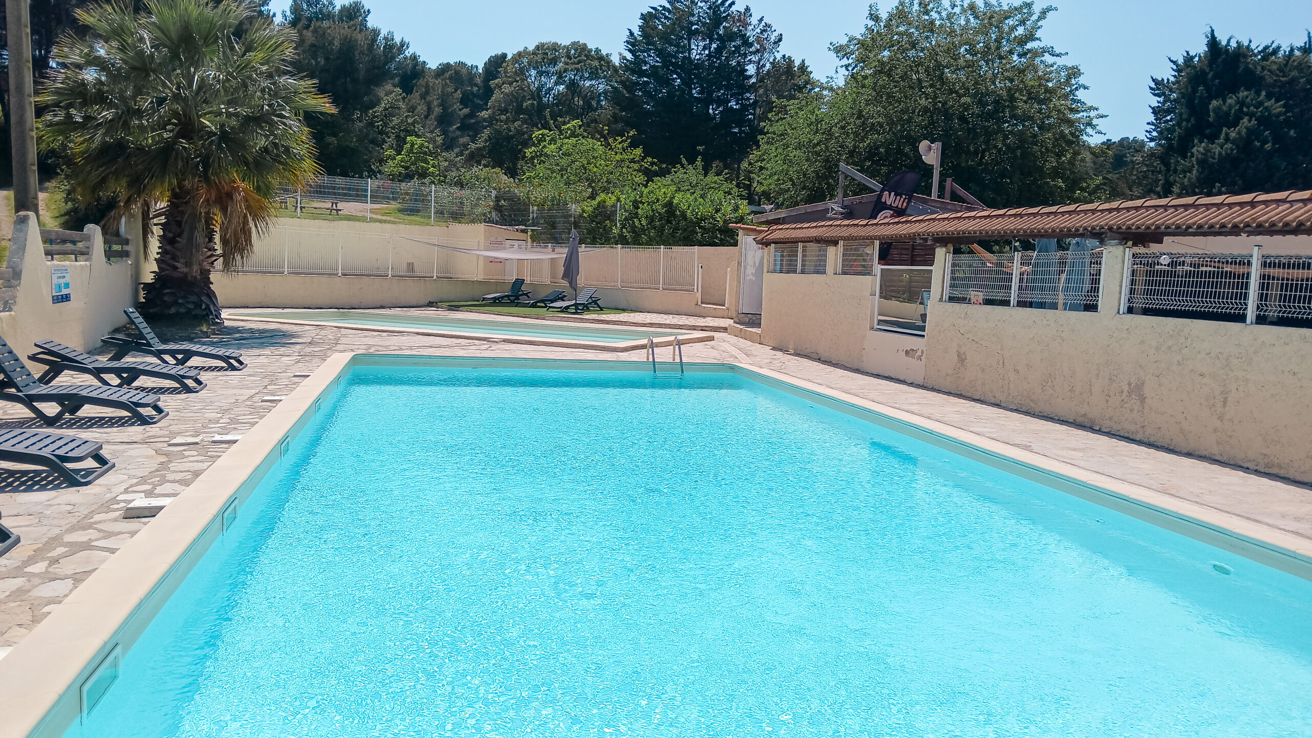 piscine de notre camping familial dans l’Hérault